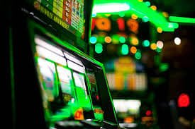 Tampilan antarmuka aplikasi pop77 di perangkat mobile dengan sportsbook dan live casino